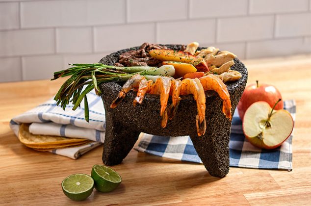 Molcajete Mixto con manzanas y salsa martajada de manzana y morita