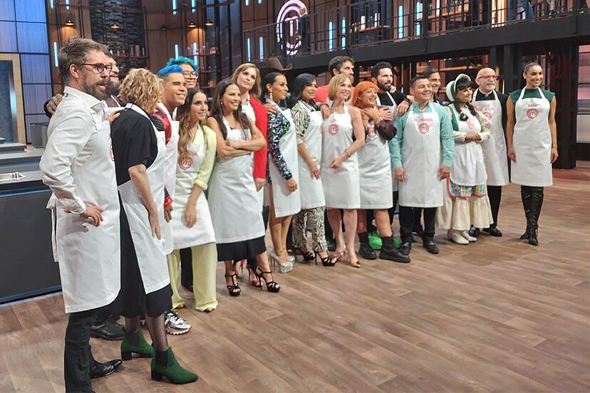 Podrás ver MasterChef Celebrity 2023 en vivo todos los domingos a las 8:00 pm (tiempo del centro de México) a través de TV Azteca así como del sitio web. 