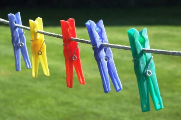 Truco casero para que las pinzas de ropa no manchen tus prendas al tenderlas