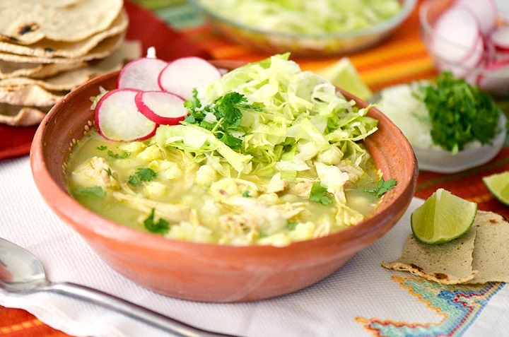 pozole verde con carne de cerdo