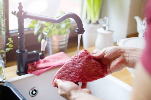 ¿Se lava la carne? Esto es lo que debes hacer antes de cocinarla