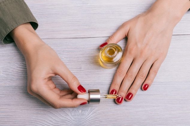 Cómo secar rápido el esmalte de uñas con aceite de oliva