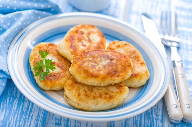 Deliciosas tortas de papa con queso, receta fácil y práctica