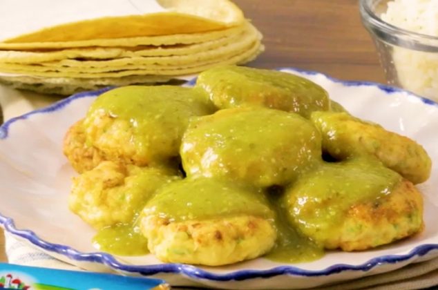 Tortitas de queso panela en salsa verde, receta fácil y deliciosa