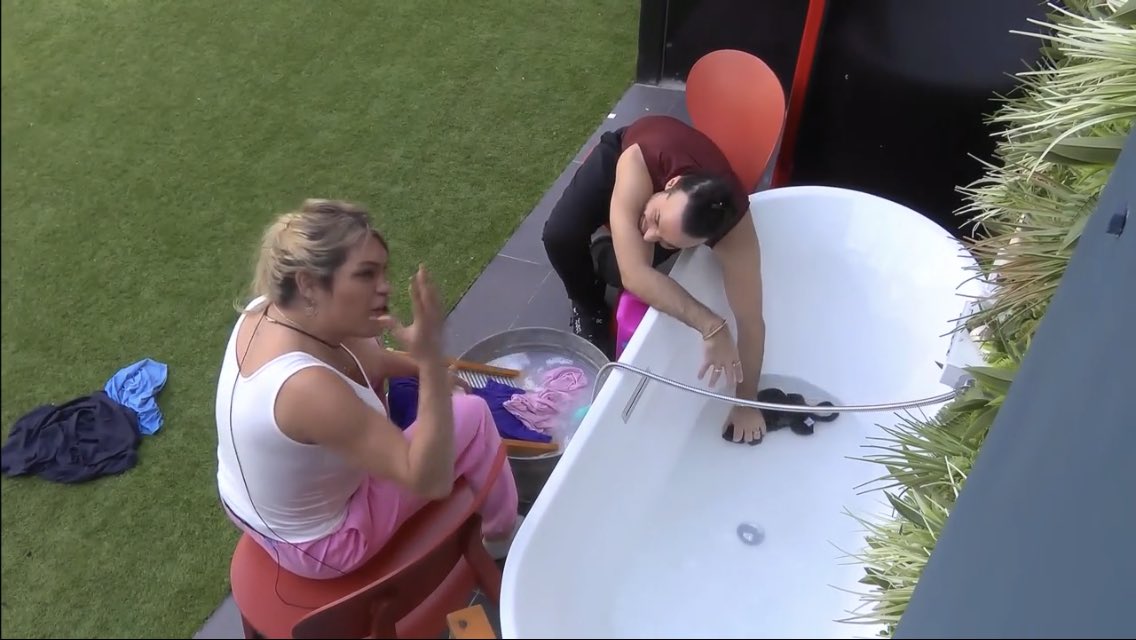 wendy y apio lavando ropa