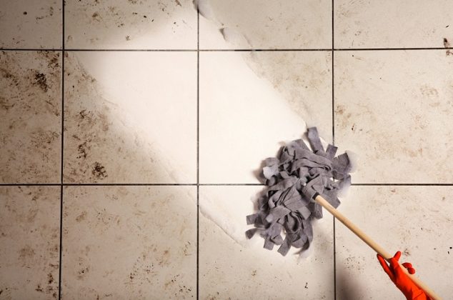 Conoce 2 maneras de quitar lo negro de las juntas del piso