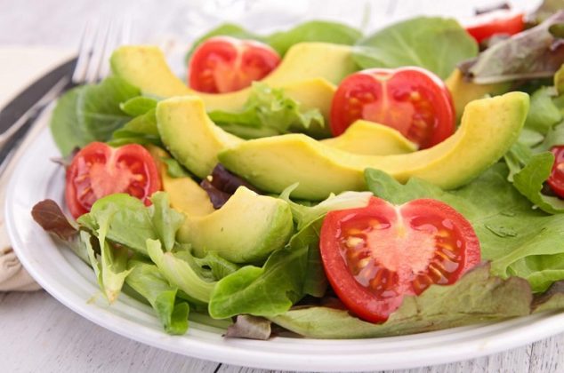 Ensalada de aguacate, jitomate y lechuga, receta fácil y nutritiva