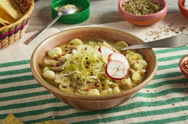 Delicioso pozole verde de pollo, receta fácil y rendidora