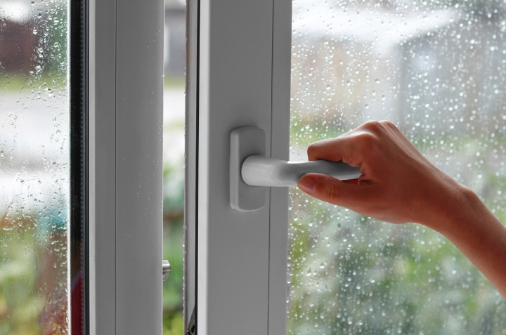 Protección en ventanas para evitar la lluvia