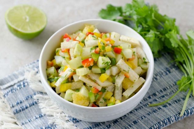 Cómo hacer ensalada de jícama, pepino y pimiento en 4 pasos