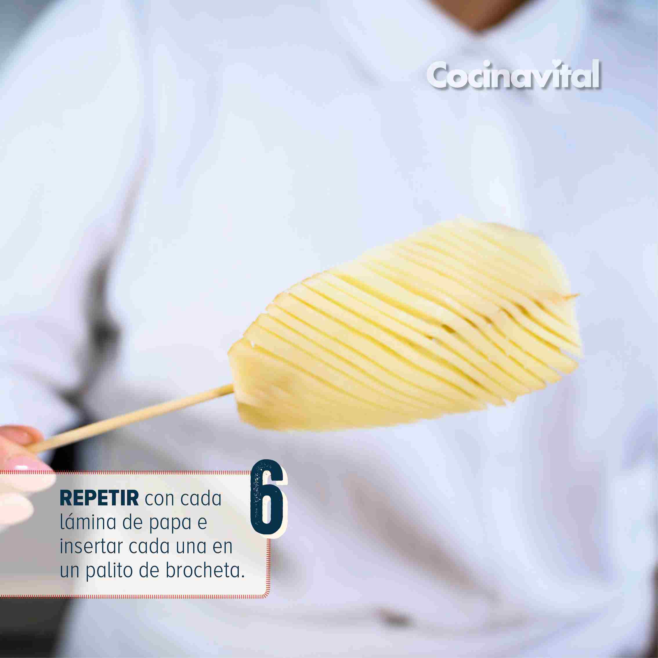 Repite los cortes en cada papa