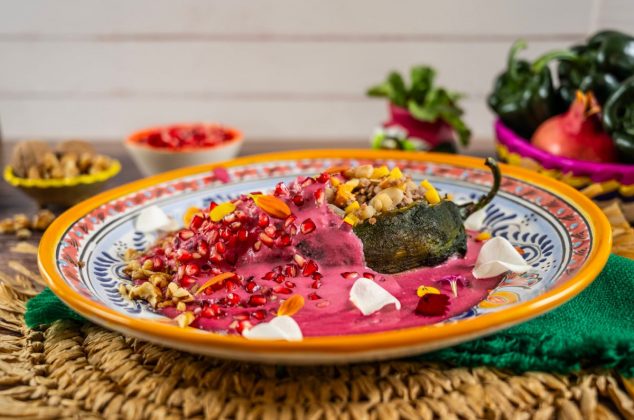 Chile en nogada rosa, un twist a la receta original