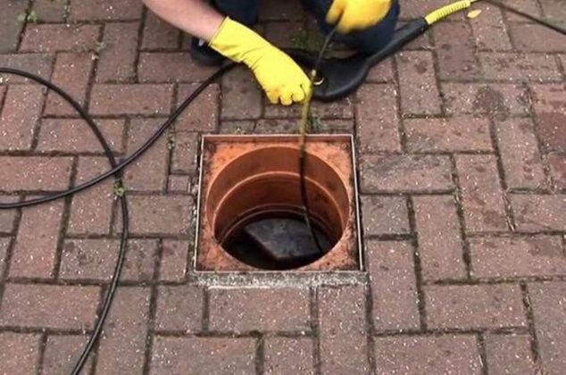 ¿Cómo destapar el drenaje del patio? 3 trucos efectivos