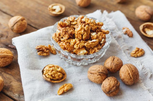 Truco para limpiar las nueces de castilla fácilmente y tener una nogada perfecta