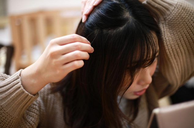¿Es malo arrancarse las canas y qué alimentos sirven para disminuir su desarrollo?