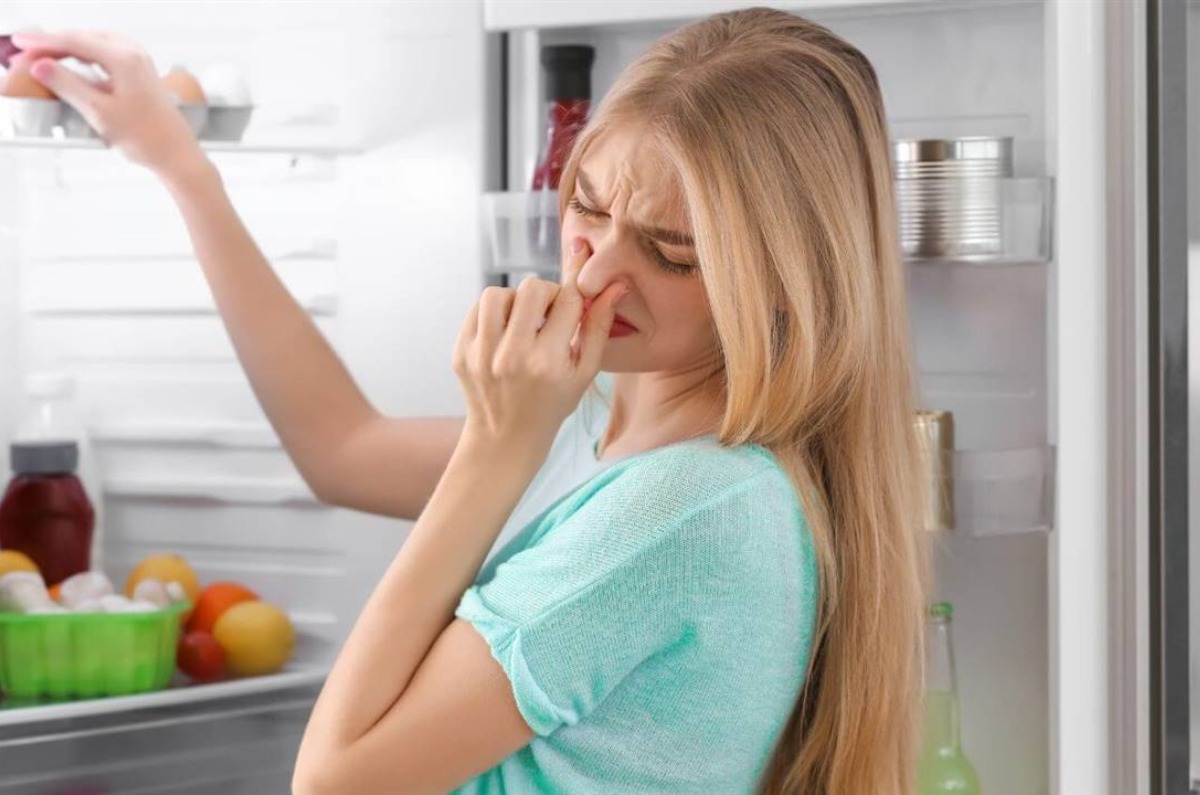 vaso de vinagre en el refrigerador