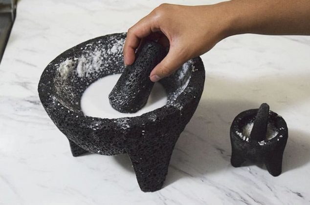 ¿Cómo sacarle filo a un molcajete? Vuelve a curarlo con este truco