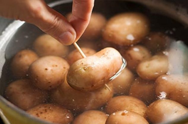 ¿Por qué se deben pinchar o picar con un palillo las papas antes de hervirlas?