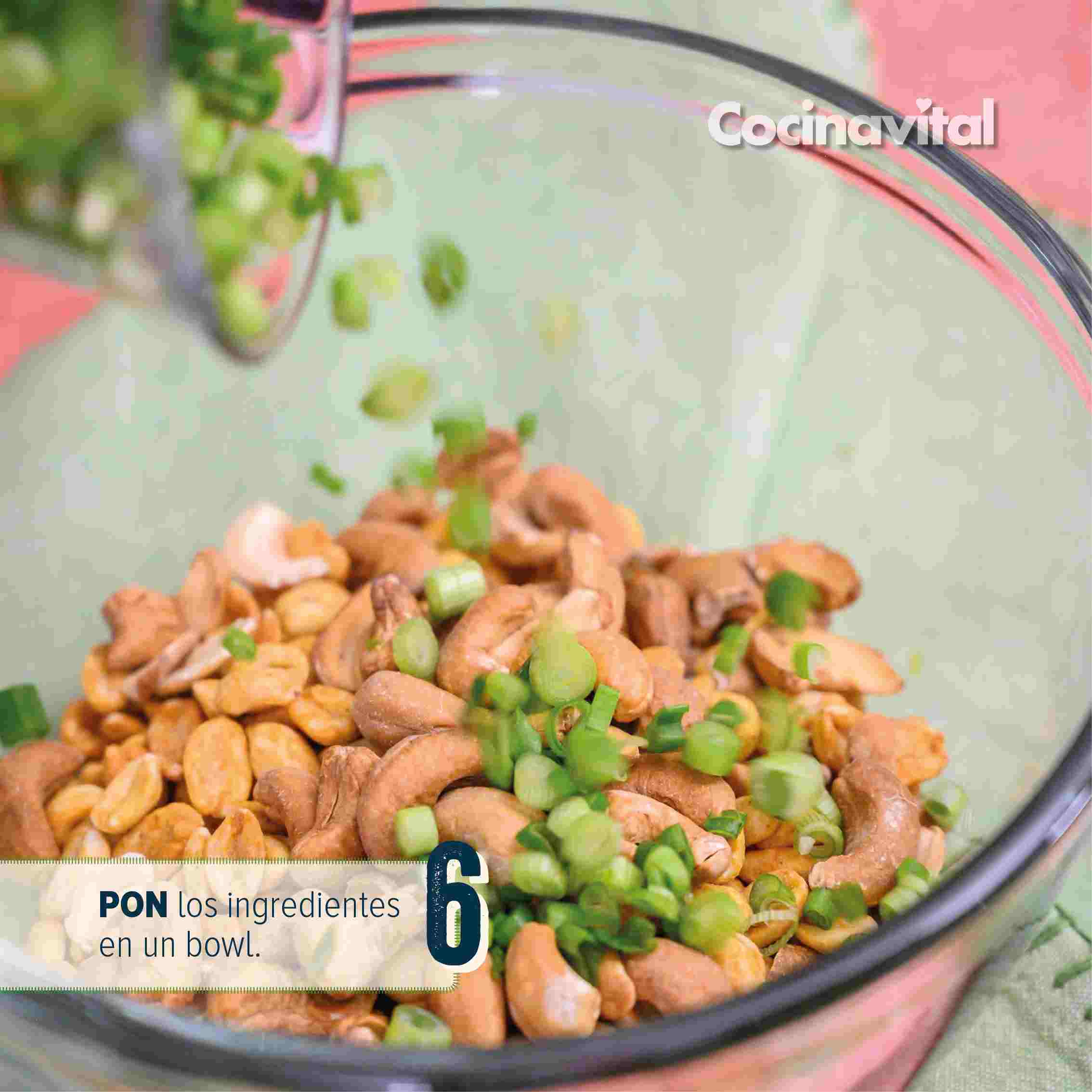 Agrega los ingredientes en un bowl 