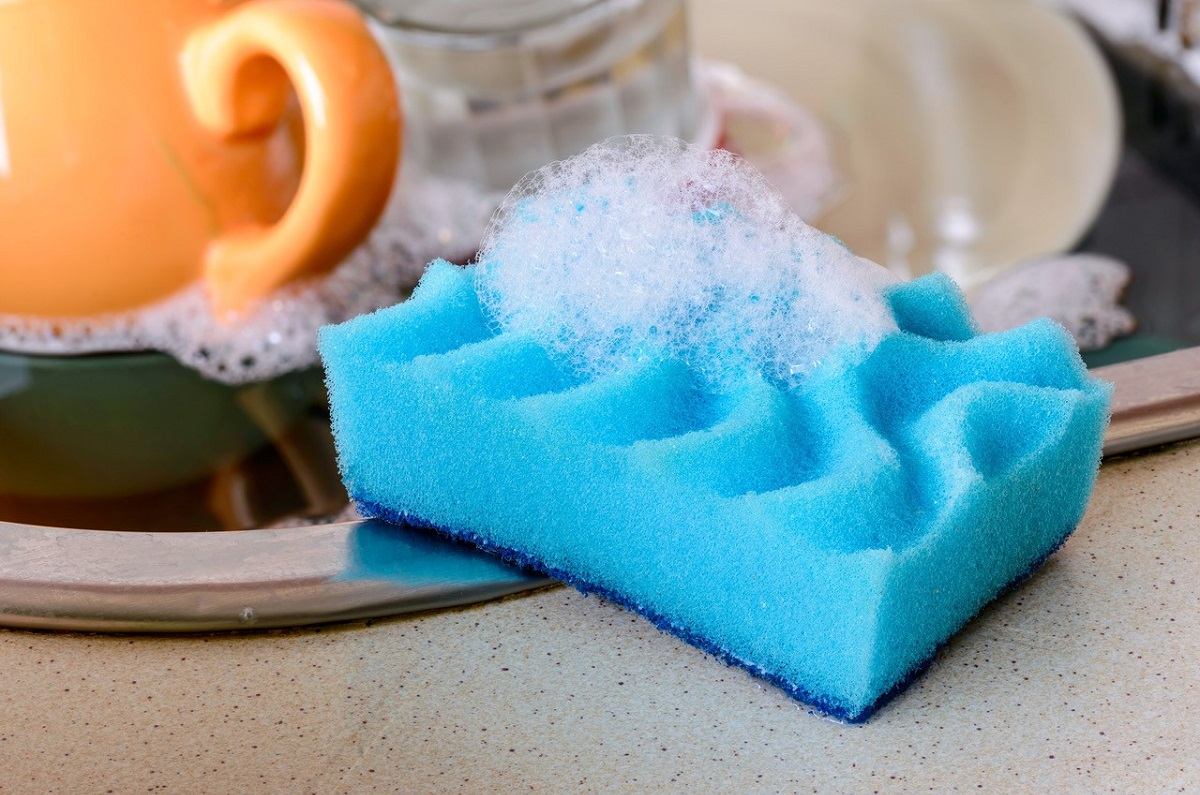 Aprende a limpiar las esponjas con sal