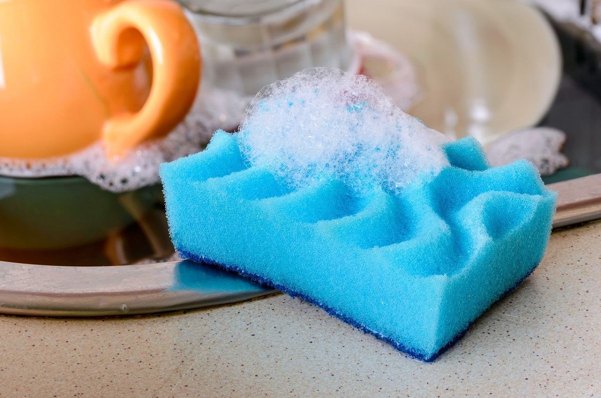 Cómo usar sal para recuperar tus esponjas de cocina maltratadas 0