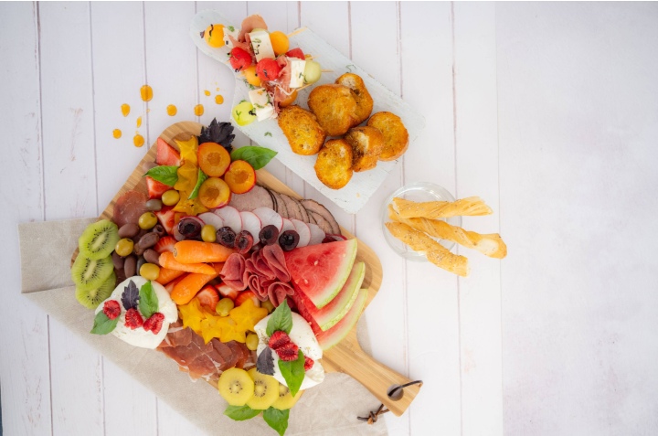 tabla de carnes y quesos con frutas