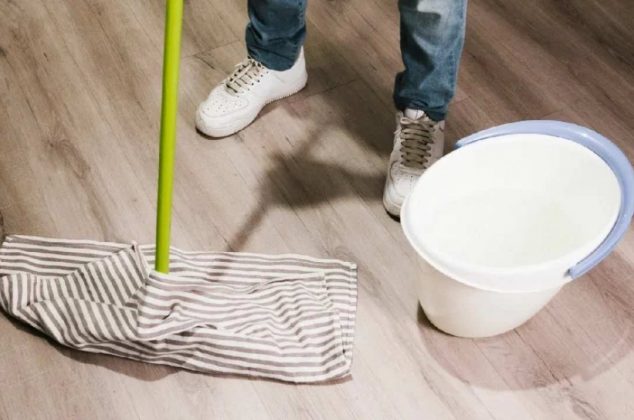 Beneficios de trapear el piso de la casa con agua caliente