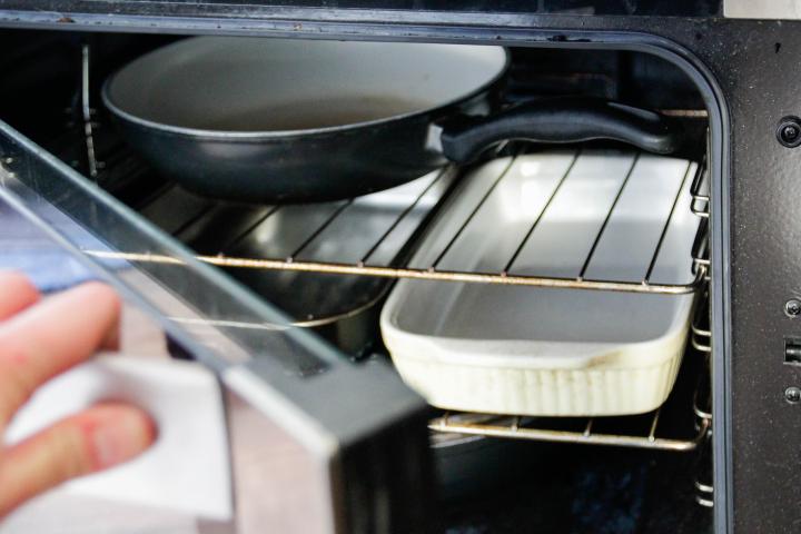 guardar ollas en el horno de la estufa