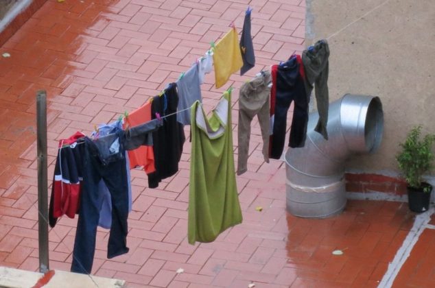 ¿Por qué no debes usar ropa que se mojó con agua de lluvia?