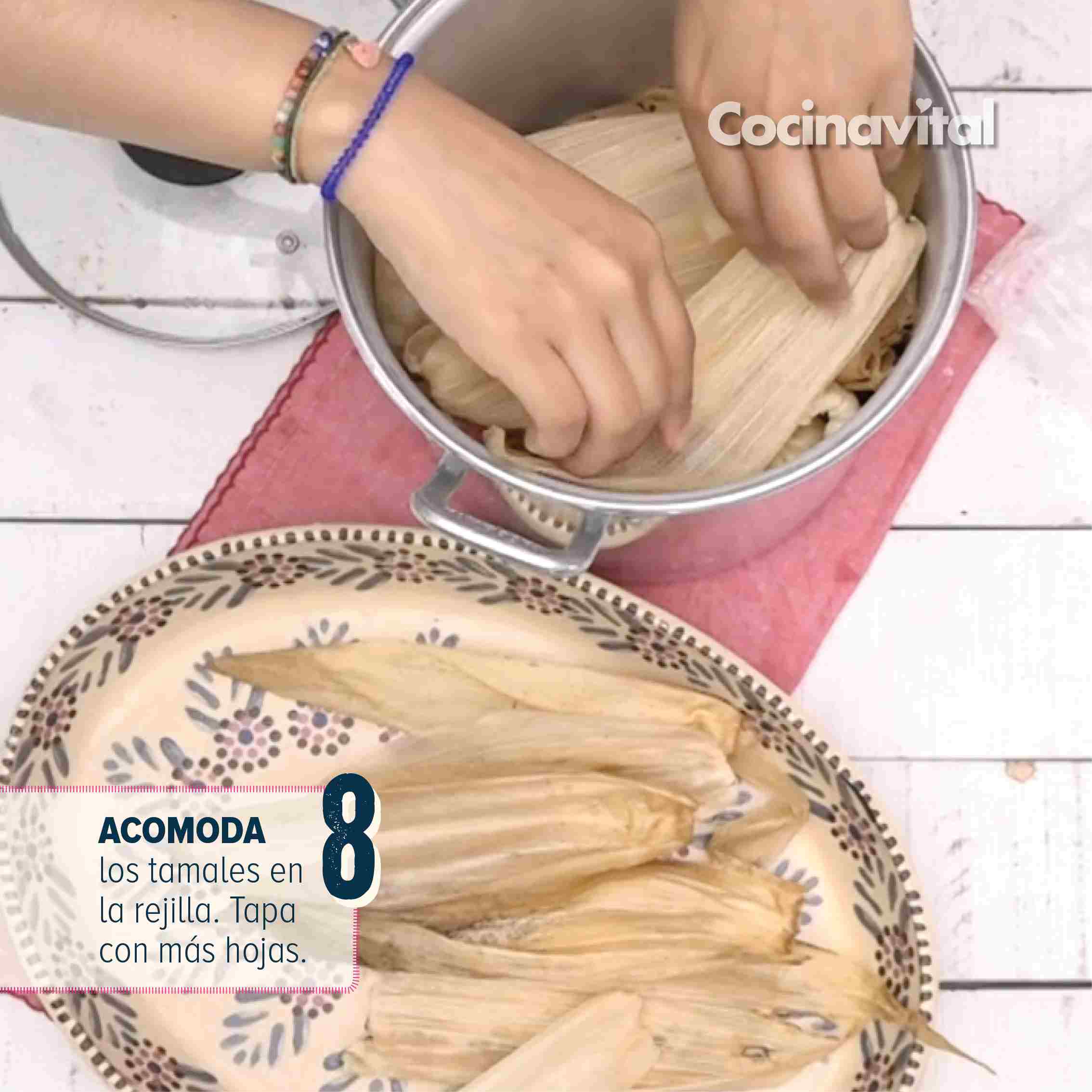 Acomoda los tamales