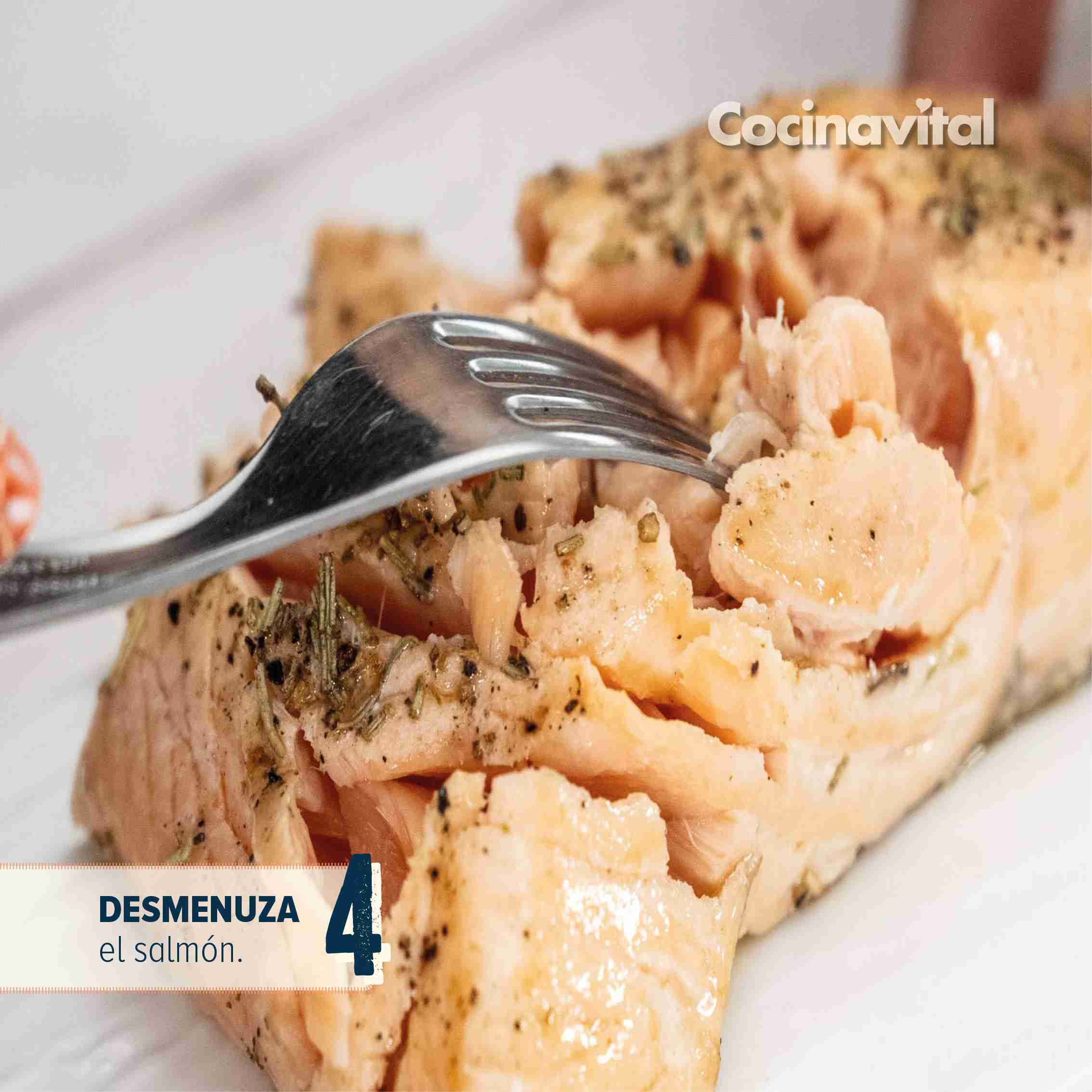 Desmenuza el salmón