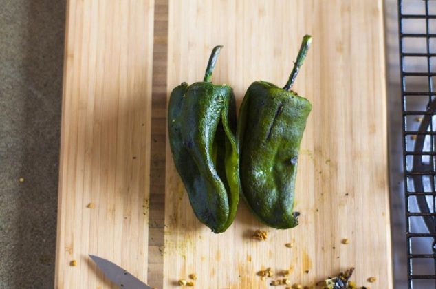 Cómo limpiar y desvenar los chiles poblanos sin romperlos