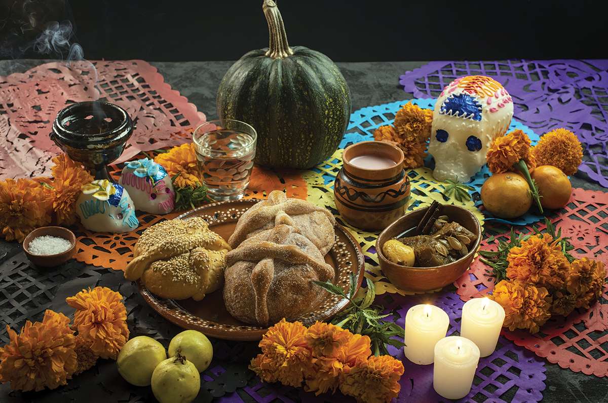 pan de muerto en ofrenda