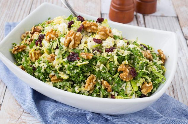 Deliciosa ensalada de kale con quinoa y arándanos ¡En menos de 10 minutos!