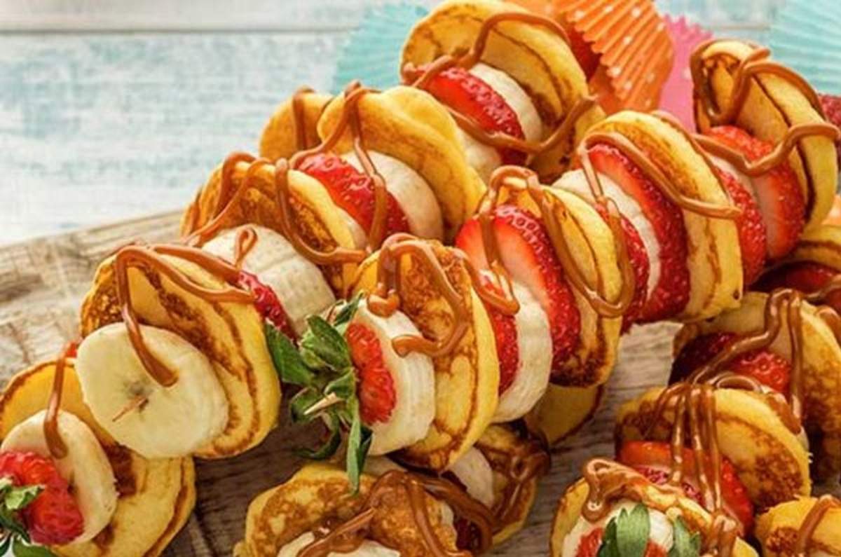 Banderillas de hotcakes con fresa y plátano