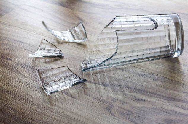 La manera correcta de tirar los cristales rotos a la basura