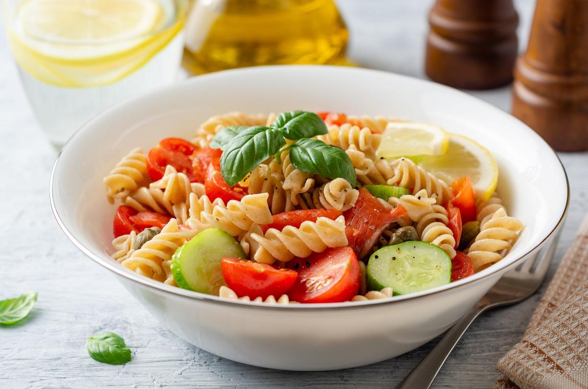 En 8 pasos prepara una ensalada de pasta con salmón
