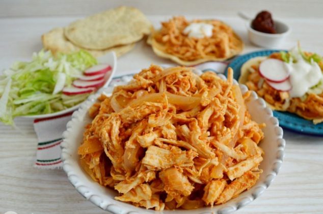 Cómo hacer tostadas de tinga poblana, receta tradicional