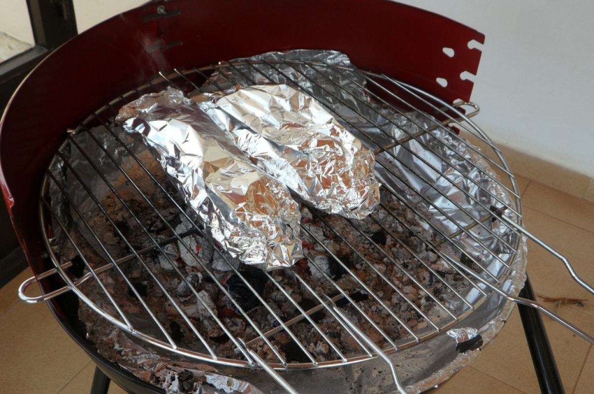 Cuál es el lado correcto para usar el papel aluminio en la cocina?