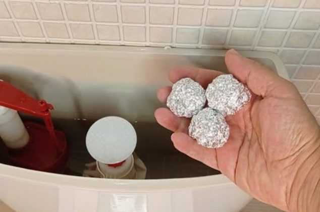 Beneficios de echar bolas de papel aluminio en la caja de descarga de tu baño