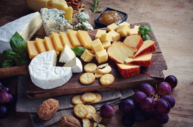 Cómo armar una tabla de quesos para potenciar sabor, apariencia y color