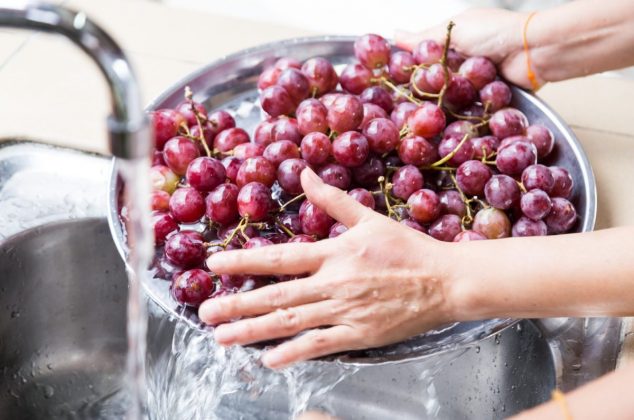 Conoce los peligros de NO lavar bien las uvas y cómo desinfectarlas