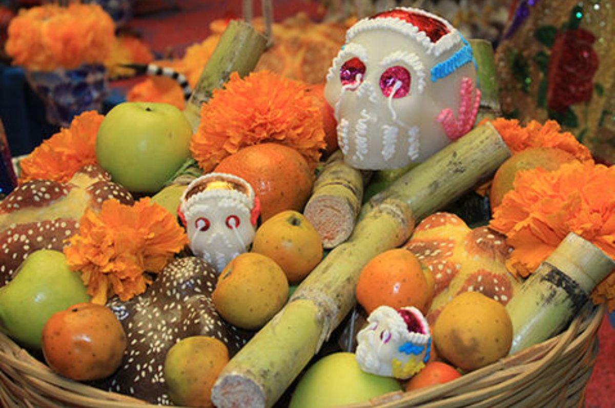 alimentos en una ofrenda de muertos