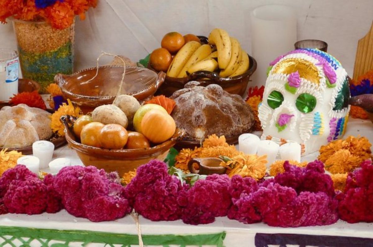 alimentos en una ofrenda de muertos