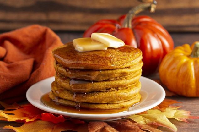 Dale un nuevo sabor a esta receta y prepara unos esponjosos hot cakes de calabaza