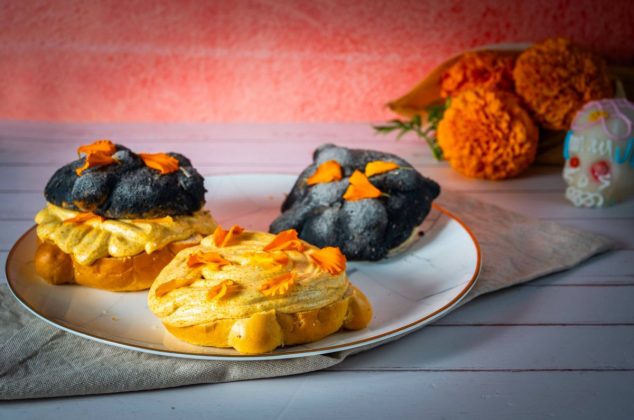 Pan de muerto con ceniza de totomoxtle y relleno de flor de cempasúchil