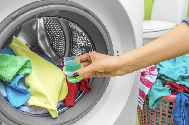 Cómo utilizar vinagre para sustituir el jabón y el suavizante en la ropa
