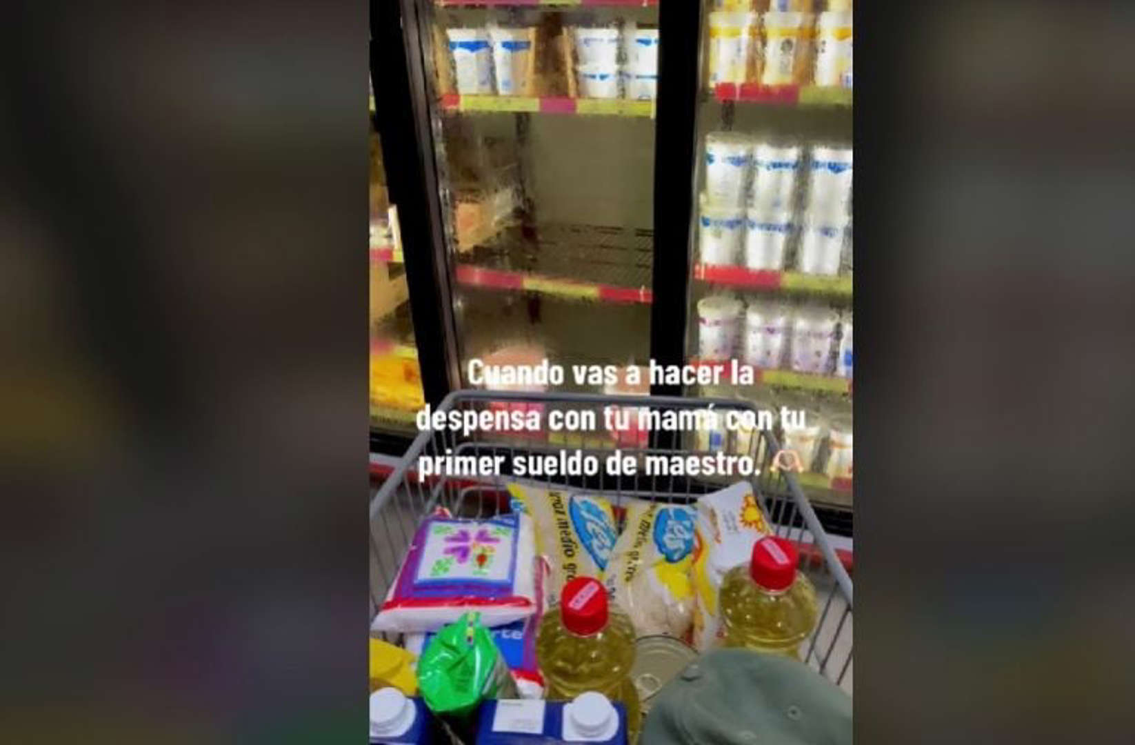 joven lleva de compras a su mamá 