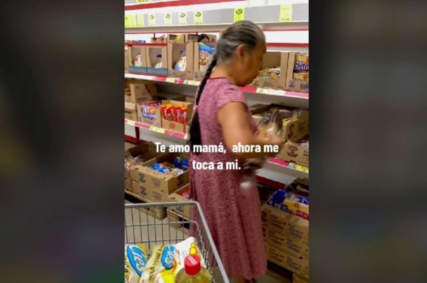 joven lleva de compras a su mamá 
