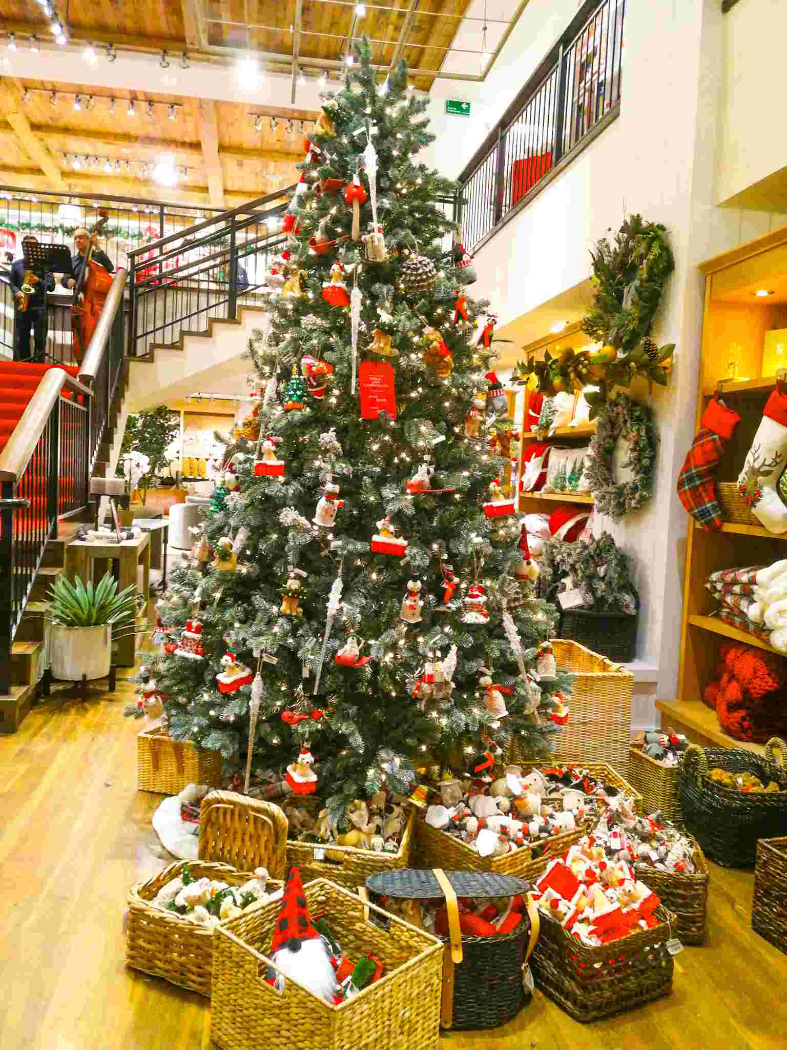 3 ideas y tendencias para decorar tu árbol de navidad con Pottery Barn 0